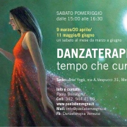 Banner di Danzaterapia, una donna avanza con una sfera luminosa
